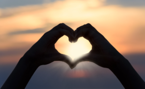 Każdego roku także w dniu 14 lutego 2024 roku Rzeszów zamieni się w miasto miłości, celebrując Walentyki. Mieszkańcy i odwiedzający będą mieli okazję doświadczyć wyjątkowej atmosfery i romantycznych atrakcji. Oto przewodnik po najbardziej polecanych miejscach i wydarzeniach, które sprawią, że Walentyki 2024 w Rzeszowie będą niezapomniane. Tradycyjnym i zawsze aktualnym pomysłem na spędzenie Walentynek jest romantyczna kolacja przy świecach. Rzeszowskie restauracje jak każdego roku przygotowują specjalne walentynkowe menu. Miejscem godnym polecenia są restauracje znajdujące się na rzeszowskim Rynku, które słyną ze swoich wyśmienitych dań i nastrojowej atmosfery, idealnej na romantyczny wieczór. Dla par, które preferują spokojniejsze celebrowanie miłości, spacer po będzie idealny. Parki pokryte delikatną warstwą śniegu, tworzą magiczną scenerię, sprzyjającą długim, romantycznym spacerom. Koncert walentynkowy Muzyka to język miłości, a koncert walentynkowy lub inne wydarzenia muzyczne w stolicy Podkarpacia są zawsze wydarzeniem pełnym romantyzmu. W programie znajdą się najpiękniejsze utwory o miłości, które staną się doskonałym tłem dla uczuć zakochanych. Dla par, które cenią wspólne, kreatywne spędzanie czasu mogą także znaleźć odpowiednie dla siebie oferty. W celu znalezienia odpowiedniej propozycji na spędzenie walentynkowego czasu warto skorzystać z wyszukiwarek z biletami na wydarzenia kulturalne lub odwiedzić strony internetowe miejskich instytucji i sprawdzić aktualną ofertę. Walentyki Rzeszów 2024 oferują szeroki wachlarz atrakcji dla zakochanych. Od klasycznych romantycznych kolacji, poprzez spacery w parku, koncerty, kreatywne warsztaty – każda para znajdzie coś dla siebie, aby uczcić ten wyjątkowy dzień. Rzeszów ponownie udowadnia, że jest miejscem, gdzie miłość i romantyzm kwitną w każdym zakątku! Restauracja na Walentynki Rzeszów - kolacje Nie ma nic bardziej klasycznego niż romantyczna kolacja przy świecach w dniu Walentynek. W Rzeszowie, szczególnie polecamy skorzystanie z opinii konsumentów, które są dostępne w opiniach Google. Dla par poszukujących różnorodności, miasto oferuje wiele opcji kolacji walentynkowych. Od ekskluzywnych restauracji po urokliwe bistro, każdy znajdzie coś dla siebie. Świętowanie Walentynek w Rzeszowie to nie tylko kolacje. Miasto oferuje szereg wydarzeń i atrakcji, które sprawią, że ten dzień będzie wyjątkowy. Dla miłośników astronomii, idealnym wyborem będzie nocne obserwowanie gwiazd. Rzeszów w dniu Walentynek staje się miastem, gdzie miłość jest celebrowana na każdym kroku. Niezależnie od tego, czy preferujesz restaurację na Walentynki, kolacje walentynkowe czy inne walentynkowe atrakcje w Rzeszowie, z pewnością znajdziesz coś, co sprawi, że ten dzień będzie niezapomniany.